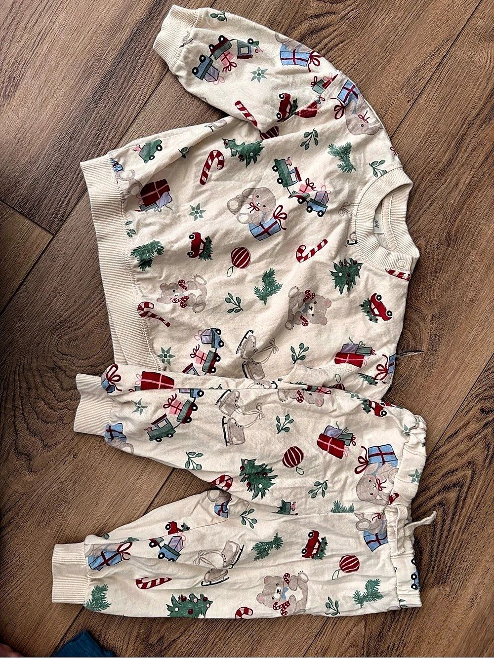 H&M 2-Piece Printed Sweatshirt and Joggers Set in Cream & Red